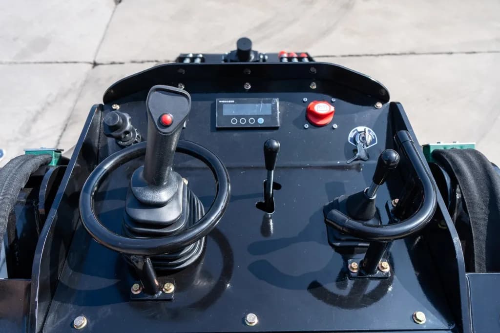 TYPHON STOMP X1300 premium components and operator controls