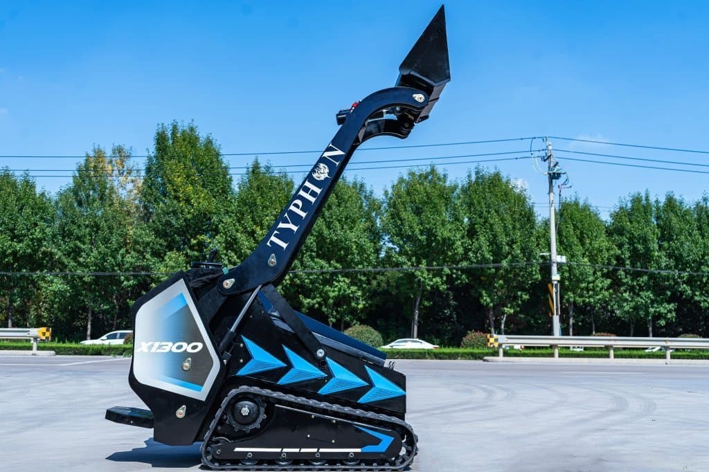 How Much Can a Mini Skid Steer Lift? image 2